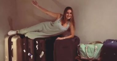 "أحب السفر الخفيف".. أمينة خليل تستعد لمهرجان الجونة بطابور حقائب فساتين