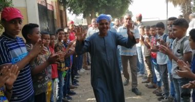 رد الجميل.. طلاب مدرسة بقنا يصطفون لتوديع مسئول شئون الطلاب لتميزه.. صور