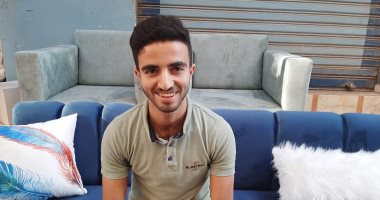 منجد بدرجة فنان.. "محمد" أشطر صنايعى أنتريهات وسفرة بديرب نجم.. يعمل وعمره 7 سنوات وكافح حتى استقل بورشته.. يؤكد: الضمير واختيار الخامات سر  النجاح وأحلم بمعرض لتعليم الشباب فنون الصنعة.. صور