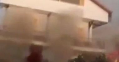 لحظة انهيار مبنى في جزيرة لا بالما بسبب تزايد الحمم البركانية.. فيديو
