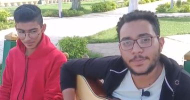 أحلى الألحان على الجيتار.. إبداع شباب المنيا على كورنيش النيل.. لايف
