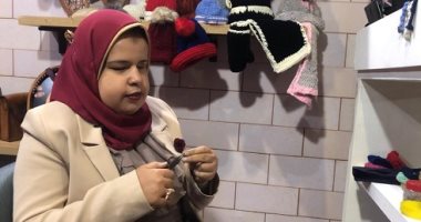 بشوف بعيون والدتى.."ياسمين"تغلبت على فقدان البصر بالأبرة والخيط والهاند ميد