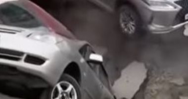 انهيار أرضى يتسبب فى سقوط السيارات داخل حفرة عميقة بمدينة روسية.. صور