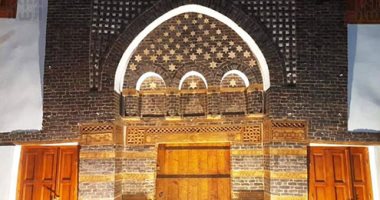 هنا "وكالة الجداوى" مركز التجارة فى عهد المماليك بالأقصر.. طراز معمارى فريد يستعيد رونقه بعد عمليات التطوير.. ترصد عراقة الآثار الإسلامية.. ومدير آثار إسنا: كانت متهالكة ومهددة بالانهيار وعادة للحياة مرة أخرى