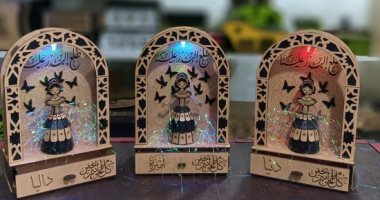أحمد حول عروسة المولد والحصان لأباجورة وقطع ديكور بالخشب بدلاً من السكر