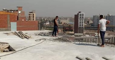 إيقاف الأعمال وإزالة دور علوى لعقار مخالف بغرب المنصورة.. صور