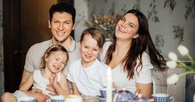 5 أخطاء نرتكبها بحق أطفالنا دون قصد.. التضحية الزائدة والتخلي عن أحلامنا الأسوأ
