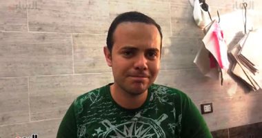 "رامى" حصل على بكالوريوس هندسة وحقق نجاحا بمهنة والده فى بيع الفول والطعمية.. فيديو