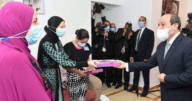 الرئيس السيسي يهدى أبناء أسر الإسكان بديل المناطق غير الآمنة "تابلت".. صور