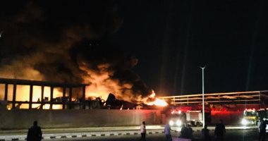 الحماية المدنية تحاول السيطرة على حريق مصنع بالإسماعيلية.. لايف