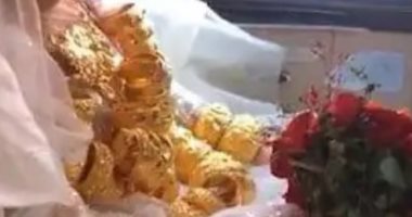 تزينت بوزنها ذهبا.. عروس ترتدى 60 كيلو جراما مجوهرات في الصين (فيديو)