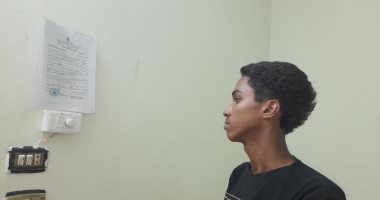 محمد 18 سنة بدون شهادة ميلاد.. الشاب الأسوانى نفسه يتعلم ويتجوز (صور)