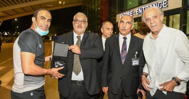 عبد الحفيظ يهدي السفير المصري بالنيجر درع الأهلي