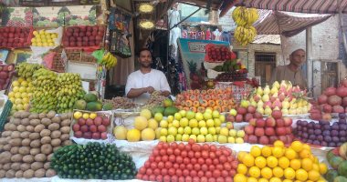 الطماطم بـ8 جنيهات والجوافة والموز بـ10.. استقرار أسعار الخضار والفاكهة بالصعيد