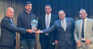 تكريم يحيى خالد لاعب منتخب اليد فى اجتماع رابطة الجالية المصرية بالمجر
