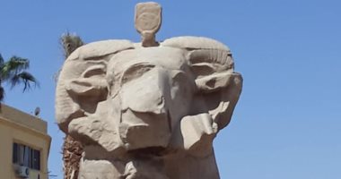 اكتشاف مجسم لأفعى الكوبرا وتركيبه على أحد رؤوس الكباش بالأقصر.. صور