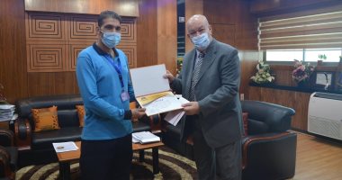رئيس المطار يكرم عامل نظافة عثر على مبلغ مالى كبير وهاتف وقام بتسليمهم