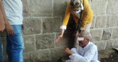 محافظ أسوان يكلف "التضامن" برعاية أحد المسنين ونقله لدار الرعاية.. صور