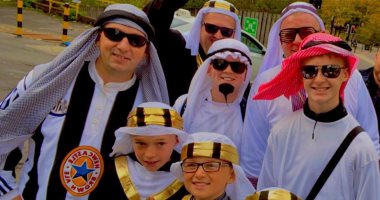 جماهير نيوكاسل ترتدى الزى الخليجى وترفع العلم السعودى فى لقاء توتنهام