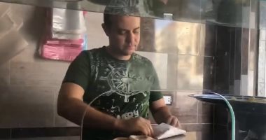 بكالوريوس هندسة وشغال فى مطعم فول وطعمية.. رامى مخترع أكلات جديدة.. فيديو