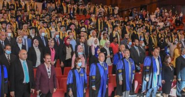 صور.. محافظ الإسكندرية يشهد حفل تخريج الدفعة الـ79 بكلية الآداب جامعة الإسكندرية