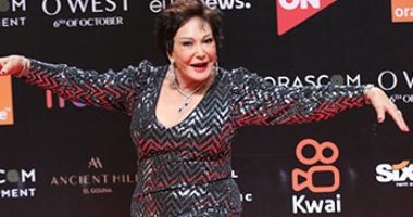بخفة ودلع.. لبلبة ترد على واقعة سقوطها من على مسرح الجونة "فيديو"
