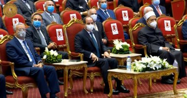 "واقع فريد".. الرئيس السيسي يشاهد فيلما تسجيليا خلال احتفال وزارة الأوقاف