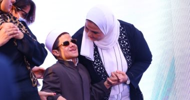 مشاهد مؤثرة ولقطات إنسانية باحتفالية التضامن.. وعلى جمعة ممسكا بـ"وردة"