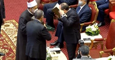 شيخ الأزهر يهدى الرئيس السيسي مصحف الأزهر الشريف