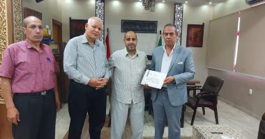 تكريم المعلم الذى تعرض للتنمر على يد طالب بمدرسة فى شبرا الخيمة