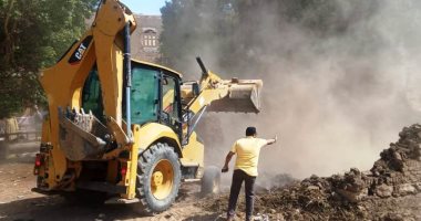 إزالة تعديات على مساحة 5 آلاف متر مربع بمدينة السباعية بأسوان.. صور