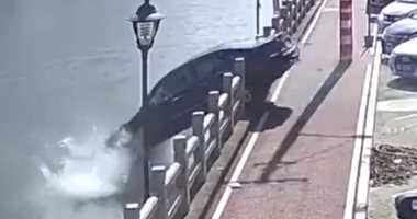 حادث غريب.. "ركنة سيارة" على الكورنيش تنتهى بالسقوط فى النهر.. فيديو وصور