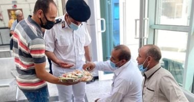 إدارة مرور بورسعيد توزع حلوى المولد على المواطنين.. صور
