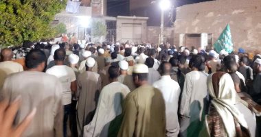 السيد الإدريسى يتقدم "دورة المولد" بشوارع مدينة دراو في أسوان.. فيديو
