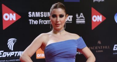 الهواء يفسد إطلالة نسرين طافش على السجادة الحمراء في خامس أيام مهرجان الجونة
