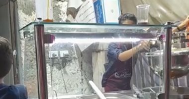 بث مباشر.. شيف بالغردقة يوزع الزلابية مجانا بمناسبة المولد النبوي الشريف