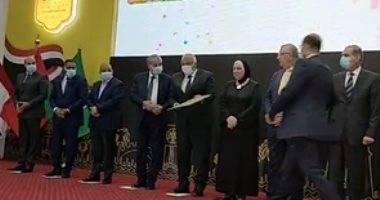 تسليم جوائز الملتقى التسويقي الأول للتمور بالوادى الجديد.. فيديو