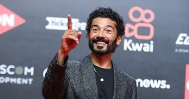 خالد النبوى وأحمد الفيشاوى وأسرة "قمر 14" على السجادة الحمراء لعرض الفيلم بالجونة