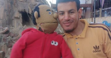 بيتكلم من بطنه.. شاب قناوى مبهر يروى حكايات بصحبة عروسته البسيطة.. لايف وصور
