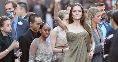 إنجلينا جولي تحضر افتتاح فيلمها Eternals بحضور أبنائها وابنتها زهرة تفاجئها