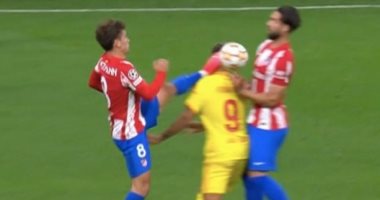 أتلتيكو مدريد ضد ليفربول.. طرد جريزمان بالدقيقة 52 بعد تدخله القوى على فيرمينو