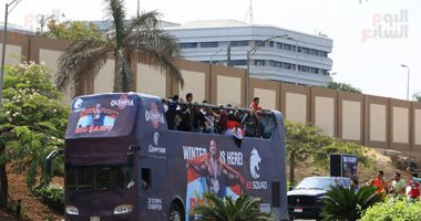 مطار القاهرة يستقبل بيج رامى بالورود احتفالا بمستر أولمبيا.. صور    