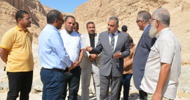 محافظ سوهاج يطمئن على جاهزية مخرات السيول استعدادا لاستقبال الأمطار.. صور