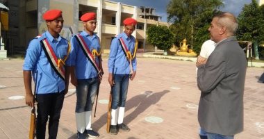 100 جنيه مكافأة من مدير مدرسة ثانوية بالعريش لطلبة قدموا تحية العلم بانضباط.. صور