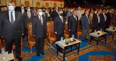 رئيس هيئة قناة السويس يشهد العرض المسرحى "عاشق ومداح" بنادى الشاطئ بالإسماعيلية