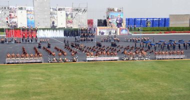 طلاب أكاديمية الشرطة يجتازون الحواجز النارية فى حضور الرئيس السيسى