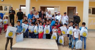 والد شهيد يقدم هدايا لتلاميذ معهد أزهرى بسيناء يحمل اسم نجله 