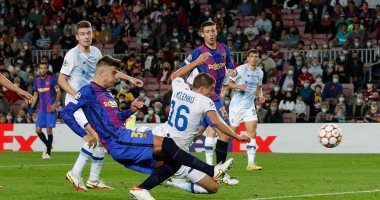 برشلونة يتقدم على دينامو كييف بهدف بيكيه فى الشوط الأول