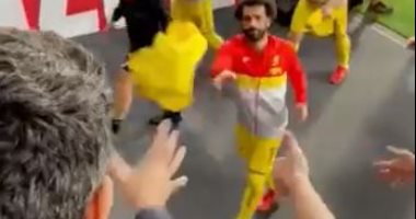 ابن بلدى.. محمد صلاح يهدى قميصه لمصرى بعد الفوز على أتليتكو مدريد.. فيديو