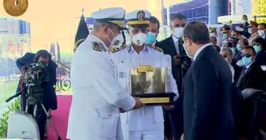 اللواء أحمد إبراهيم يهدى الرئيس السيسى هدية تذكارية بحفل تخرج طلاب الشرطة
